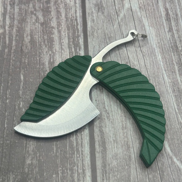 🍃NEW Self Defense Keychain Leaf Shape Protection Bag Charm Green Silver - Picture 3 of 11